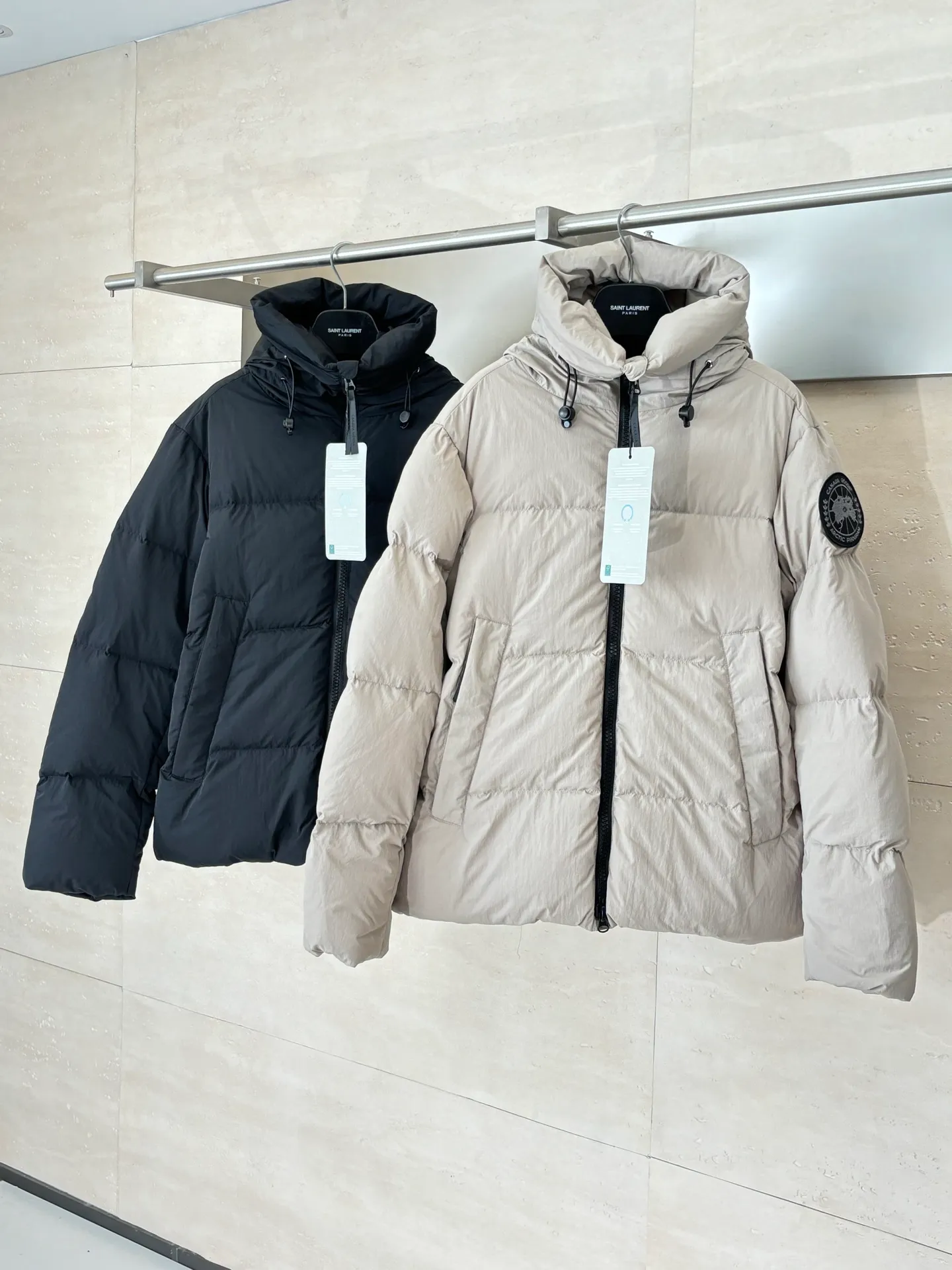 P1010 Canada Goos*/Big Goose Rubber Label Matte Down Jacket The fabric is made of high-quality protective nylon fabric, 90 national standard high-quality white duck down: selected high-fill power velvet, light and warm, with excellent temperature locking performance and good resilience. Three-dimensional quilting technology and precision thread reinforcement prevent lint from being drilled and ensure that the fluffy and resilient elasticity lasts like new.  Size：S/M/L/XL